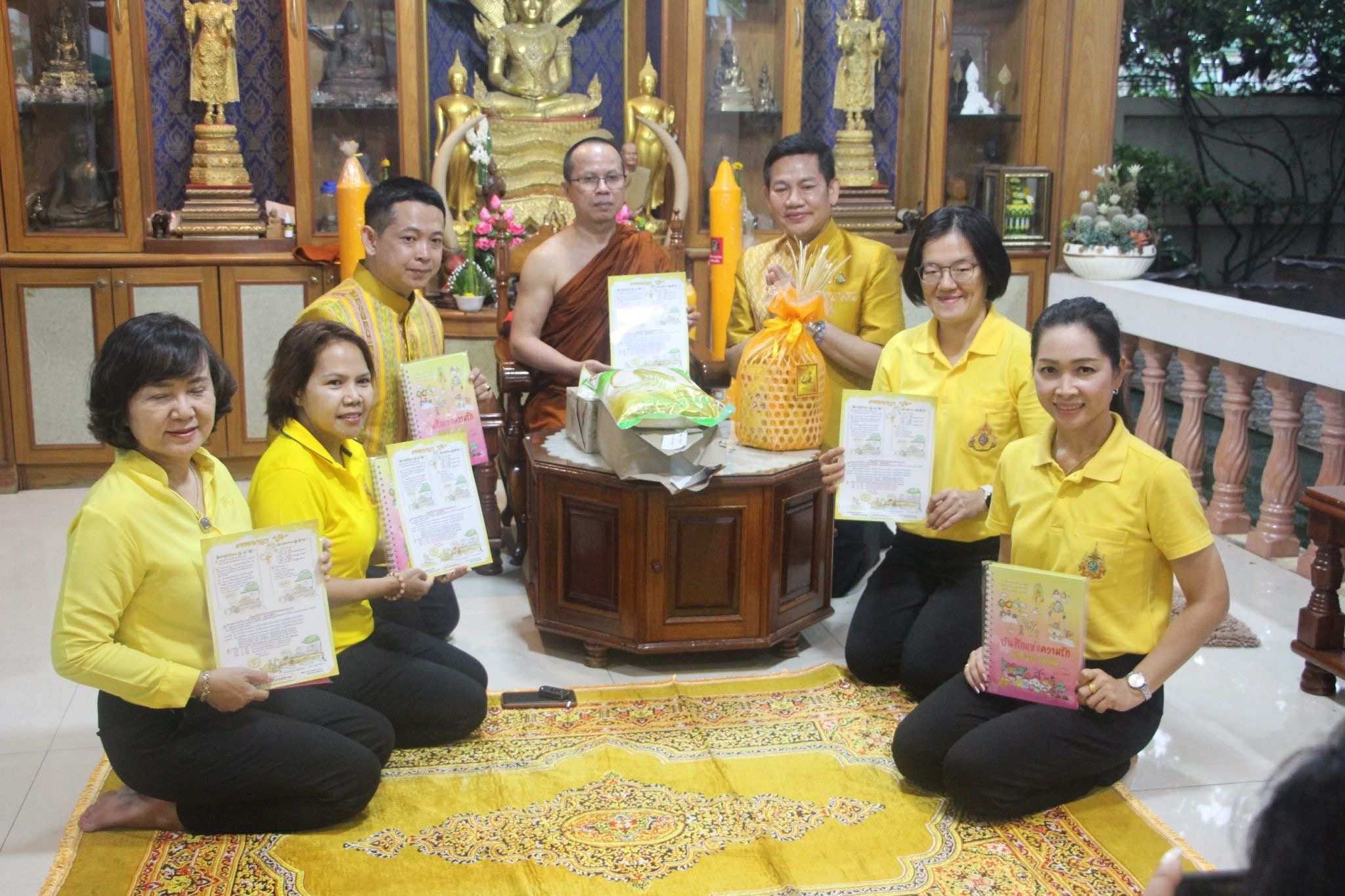 ร้อยเอ็ด ถวายภาพวาดฝีพระหัตถ์พร้อมคติธรรม ธรรมนาวา วัง แด่ พระครูวิมล ...