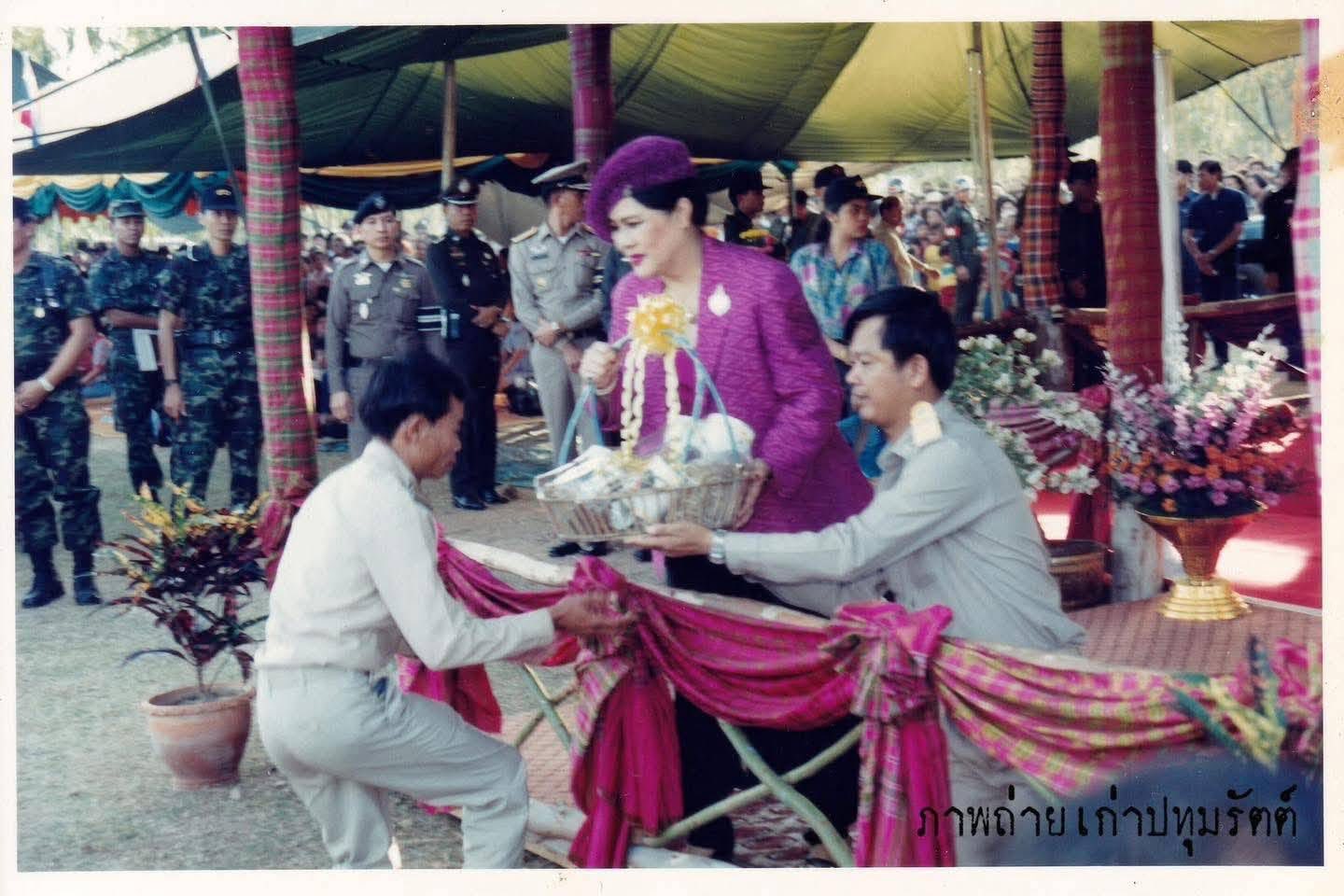 12 พฤศจิกายน 2537  31 ปี รอยพระบาทยาตราปทุมรัตต์  สมเด็จพระนางเจ้าสิริกิติ์ พระบรมราชินีนาถ พระบรมราชชนนีพันปีหลวง เสด็จพระราชดำเนินเปิดโครงการส่งเสริมศิลปาชีพอำเภอปทุมรัตต์  ณ โรงเรียนบ้านโพนงาม ตำบลดอกล้ำ อำเภอปทุมรัตต์  จังหวัดร้อยเอ็ด 