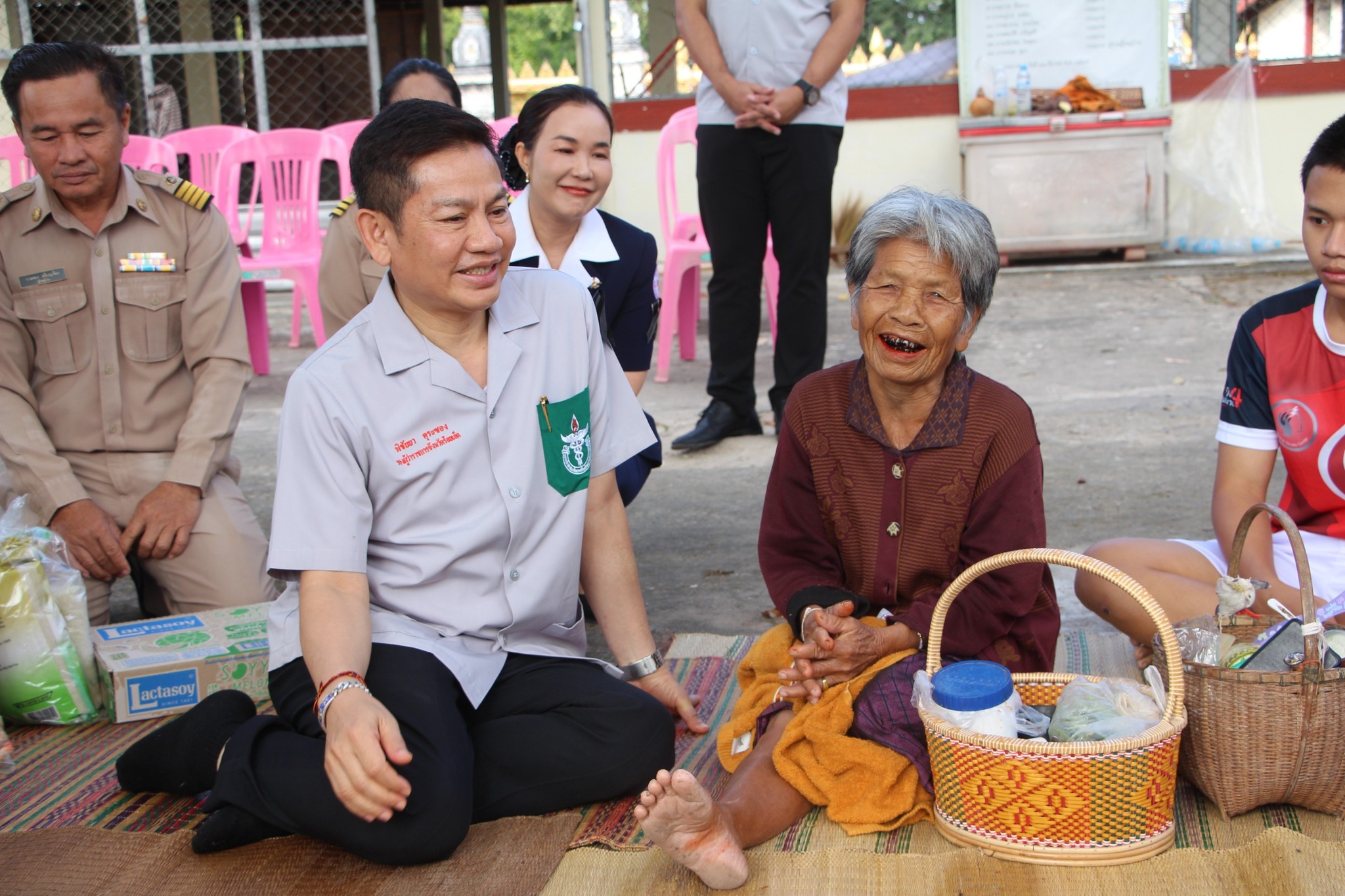 ร้อยเอ็ด &ndash; รองผู้ว่าฯ ลงพื้นที่เยี่ยมให้กำลังใจ มอบถุงยังชีพผู้อพยพหนีภัยสู้รบชายแดนไทย&ndash;กัมพูชา ที่อำเภอปทุมรัตต์