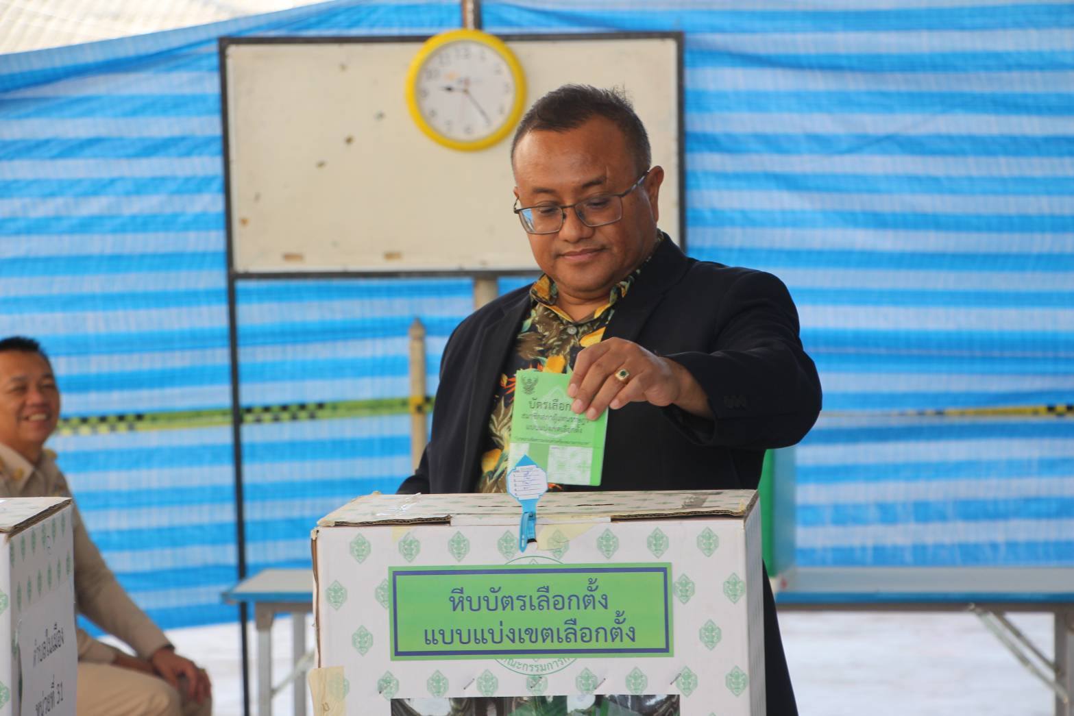 ผู้ว่าราชการจังหวัดร้อยเอ็ดพร้อมคณะลงพื้นที่ตรวจเยี่ยมความประจำหน่วยการเลือกตั้งเขต 1 จังหวัดร้อยเอ็ด พร้อมใช้สิทธิการเลือกตั้งและมติประชามติ ณ หน่วยการเลือกตั้งวิทยาลัยการอาชีพร้อยเอ็ด