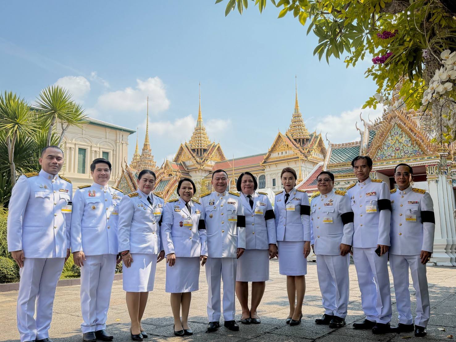 ผู้ว่าราชการจังหวัดร้อยเอ็ด นำผู้บริหาร และหัวหน้าส่วนราชการร่วมในพิธีพิธีพระธรรมสวดพระอภิธรรมพระบรมศพสมเด็จพระนางเจ้าสิริกิติ์ พระบรมราชินีนาถ พระบรมราชชนนีพันปี ณ พระที่นั่งดุสิตมหาปราสาท ในพระบรมมหาราชวัง