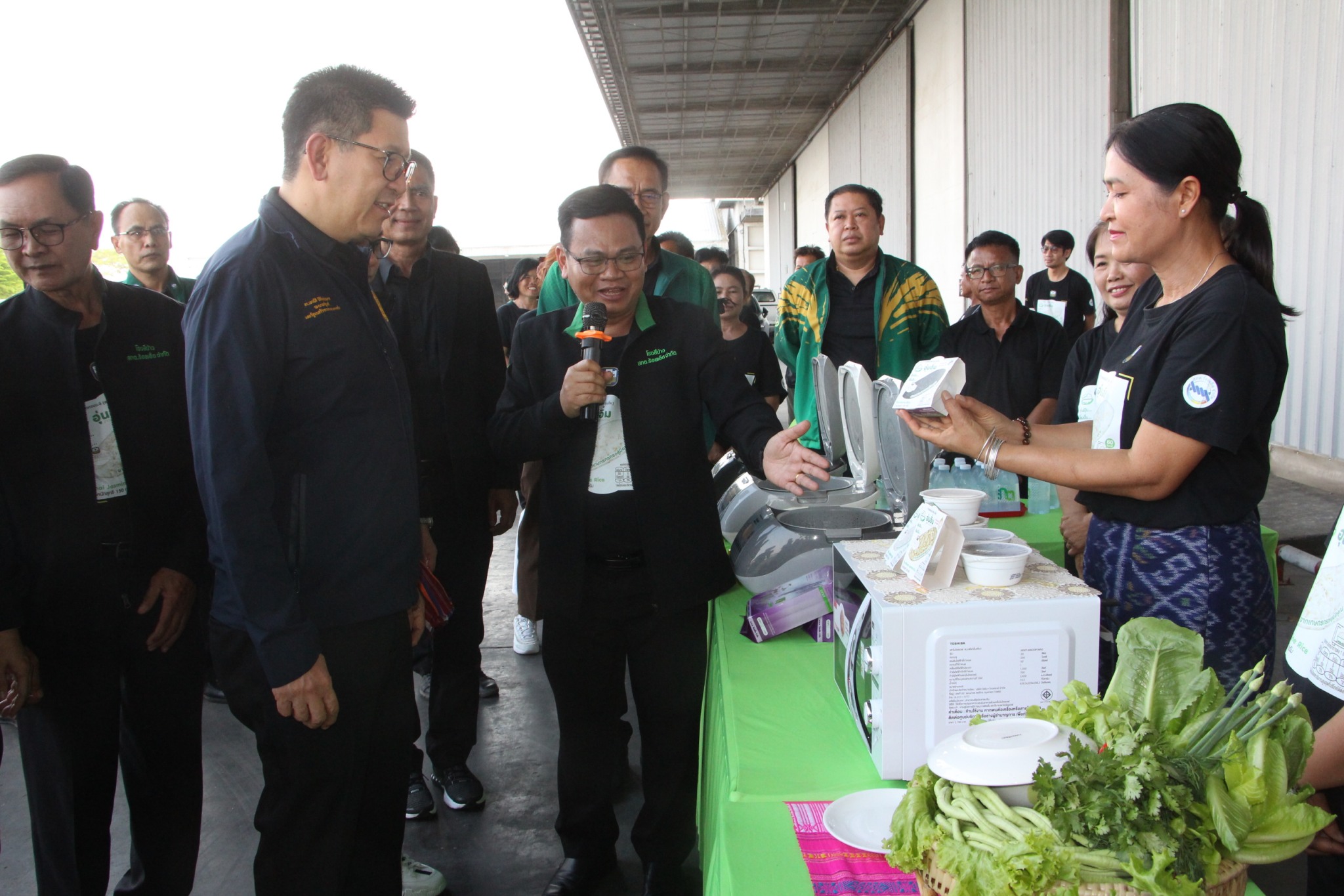 ดร.เอกนิติ นิติทัณฑ์ประภาศ รองนายกรัฐมนตรีและรัฐมนตรีว่าการกระทรวงการคลัง พร้อมคณะ เยี่ยมชมการแปรรูปข้าวและกลไกการรับซื้อข้าวของเกษตรกรชาวร้อยเอ็ด