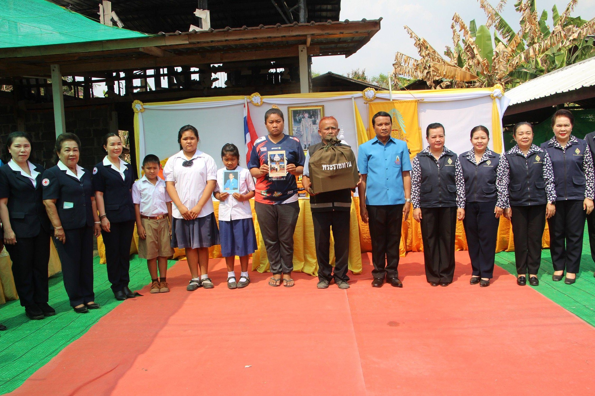 ร้อยเอ็ด มูลนิธิราชประชานุเคราะห์ฯ มอบสิ่งของพระราชทาน แก่ผู้ประสบอัคคีภัย อำเภอทุ่งเขาหลวง