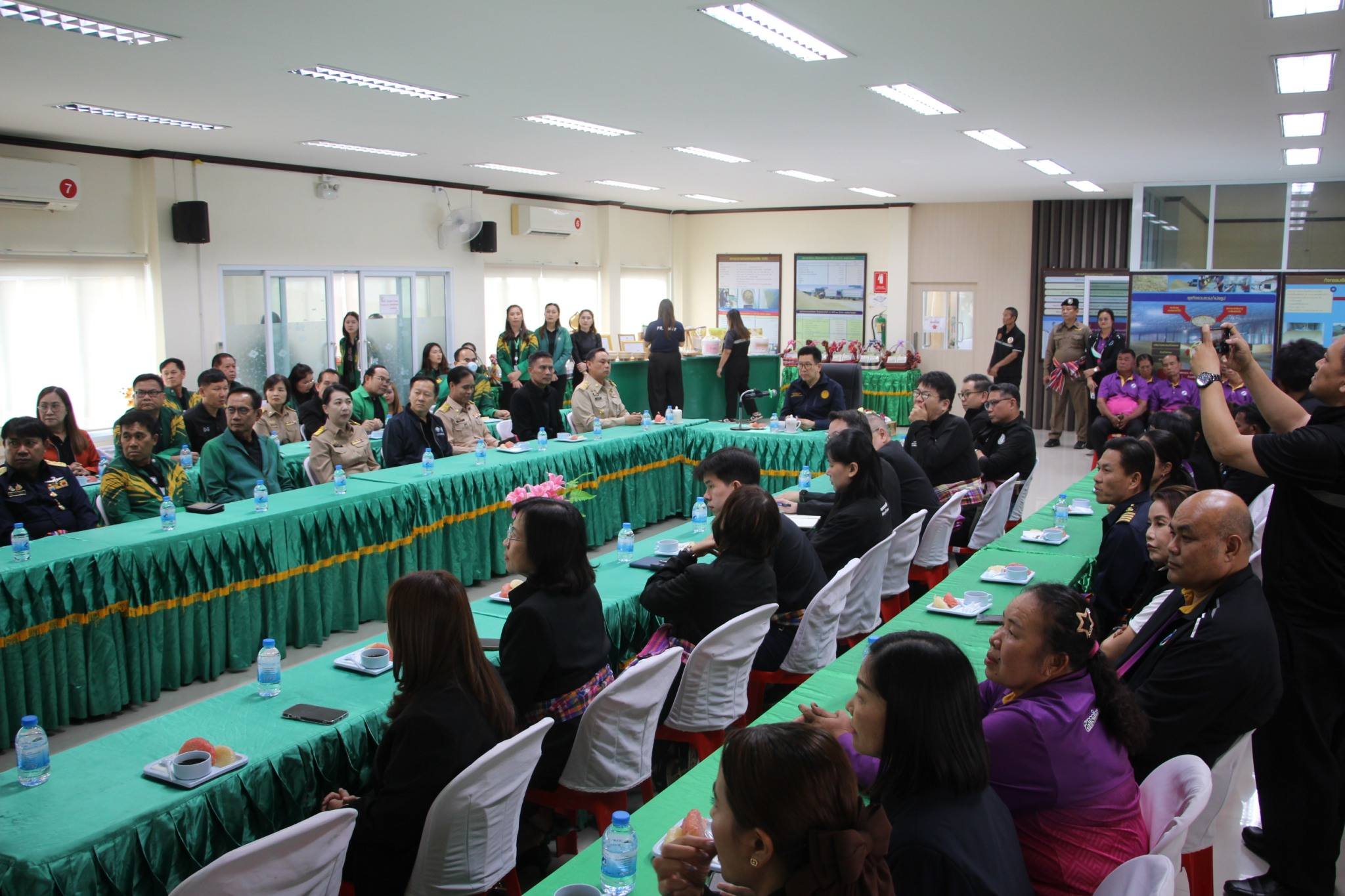 ดร.เอกนิติ นิติทัณฑ์ประภาศ รองนายกรัฐมนตรีและรัฐมนตรีว่าการกระทรวงการคลัง พร้อมคณะเยี่ยมชมการดำเนินงานของสหกรณ์การเกษตรเกษตรวิสัย จำกัด เพื่อการขับเคลื่อนเศรษฐกิจฐานรากอย่างยั่งยืน