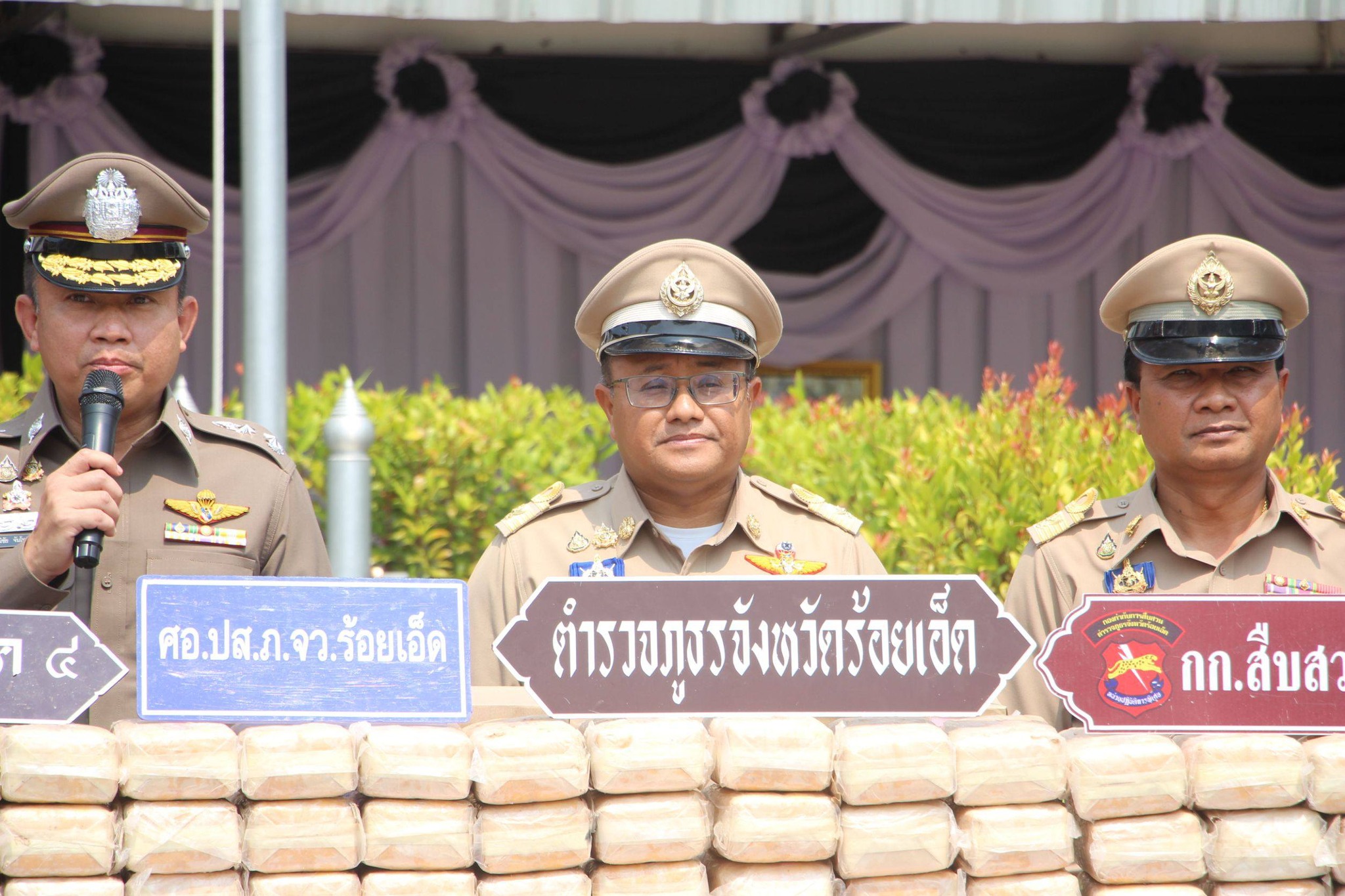 จังหวัดร้อยเอ็ด แถลงข่าวทลายเครือข่ายลำเลียงยาเสพติด ยึดกว่า 1 ล้านเม็ด